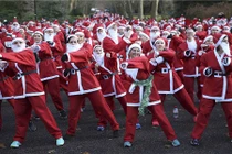 Hàng nghìn "ông già Noel" thi chạy Santa Run ở London