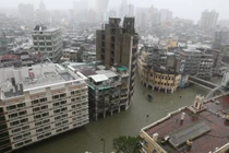 Siêu bão Mangkhut càn quét, Macau chìm trong biển nước