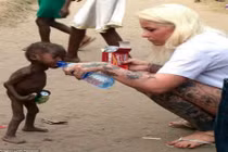 Nghĩ con trai là phù thủy, bố mẹ bỏ mặc cho chết đói