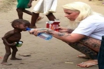 Nghĩ con trai là phù thủy, bố mẹ bỏ mặc cho chết đói