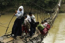 Hãi hùng đường tới trường của học sinh trên thế giới