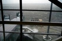 Cận cảnh sân bay quốc tế Kansai "thất thủ" trước siêu bão Jebi