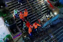 Cận cảnh “bãi chiến trường” ở đại học Hong Kong sau đụng độ dữ dội