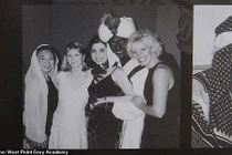 Bức ảnh 18 năm trước khiến Thủ tướng Canada phải xin lỗi