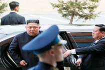 Nhà lãnh Kim Jong-un đưa siêu xe limousine bọc thép về Triều Tiên ra sao?