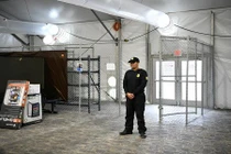 Ngạc nhiên bên trong nơi giữ người nhập cư ở Mỹ