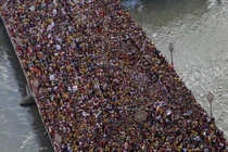 Nghẹt thở cảnh biển người chen nhau hôn tượng Chúa Giêsu ở Philippines