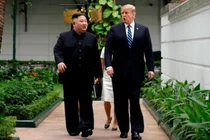 Hình ảnh Tổng thống Trump, Chủ tịch Kim đi dạo trong vườn Metropole