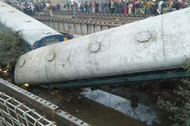 Hiện trường vụ tai nạn tàu hỏa kinh hoàng ở Ấn Độ