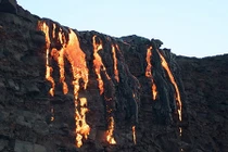 Thác dung nham nóng chảy từ núi lửa Mỹ