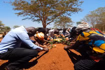 Phát hoảng 12 tục lệ mai táng “dị” nhất Châu Phi 