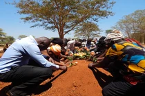 Phát hoảng 12 tục lệ mai táng “dị” nhất Châu Phi 