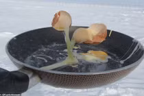 Kinh ngạc cách con người nấu ăn ngoài trời ở Nam Cực