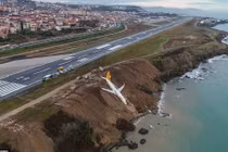 Thót tim máy bay chở 168 người suýt lao xuống biển