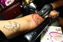 Sự thật nghẹn lòng bố trẻ xăm hình bức tranh con gái vẽ lên cơ thể