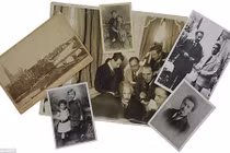 Bộ ảnh hiếm về thiên tài Einstein được rao bán gần 8 tỷ