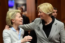 Loạt hình ấn tượng về những nữ Bộ trưởng Quốc phòng nổi tiếng