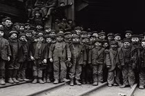 Cận cảnh cuộc sống cơ cực của lao động trẻ em Mỹ