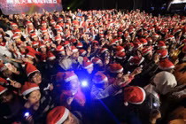 Không khí đón đêm Giáng sinh trên toàn thế giới