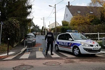 Xem cãi lộn, người đi đường bị cảnh sát bắn chết