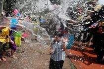Tưng bừng lễ hội té nước mừng Năm mới ở Thái Lan