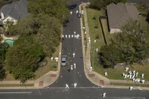 Mỹ treo thưởng "khủng" để tìm kẻ đánh bom hàng loạt ở Texas