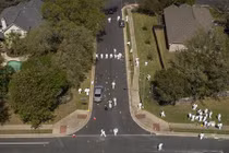 Mỹ treo thưởng "khủng" để tìm kẻ đánh bom hàng loạt ở Texas