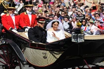 Biển người xem Hoàng tử Harry và cô dâu Markle diễu hành sau hôn lễ