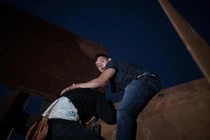 Tuyệt vọng, di dân mạo hiểm “trèo tường” vượt biên vào Mỹ