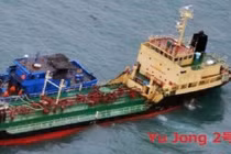 Nhật Bản phát hiện tàu Triều Tiên 'dính' vào tàu 'lạ' trên biển