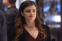 Chân dung nữ trợ lý xinh đẹp của ông Trump vừa từ chức