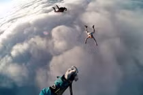 Kinh hoàng, người đàn ông không dù “rơi tự do” 4.000m 