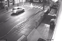 Bị ô tô tông trực diện, người đi đường thoát chết diệu kỳ