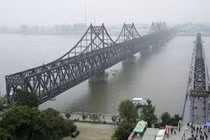 Vì sao cây cầu Hữu nghị Trung-Triều bị đóng cửa?