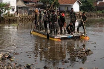 Indonesia điều động 7 nghìn binh sĩ đi…dọn rác trên sông