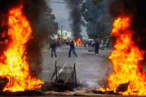 Hình ảnh biểu tình dữ dội tại thủ đô Nam Phi