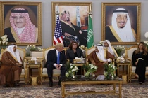 Loạt hình ấn tượng vợ chồng Tổng thống Trump tại Ả-rập Xê-út