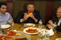 Bữa ăn vội vàng của các ứng viên Tổng thống Mỹ