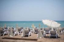 Bãi biển TNK “vắng như chùa Bà Đanh” sau đảo chính