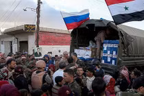 Video: Cư dân thành phố Deir Ezzor nhận đồ cứu trợ Nga