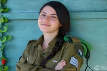Ảnh nữ quân nhân Israel xinh đẹp "hút mắt" trên sa mạc 