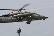 Ngoạn mục cảnh giải cứu người dân khỏi vùng lũ ở Nhật