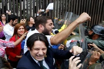 Chùm ảnh biểu tình dữ dội ở Venezuela