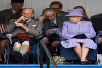 Những khoảnh khắc ngượng ngùng của các thành viên Hoàng gia Anh