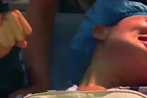Vừa mở 2 phân đã đòi đẻ, sản phụ bị chồng “tác động vật lý” giữa phòng sinh