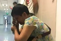 Sản phụ gặp sự cố nguy kịch trong phòng sinh, hành động của mẹ chồng khiến cả bệnh viện chết lặng