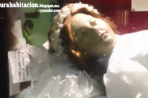 Rùng rợn với cảnh xác ướp 300 tuổi bất ngờ mở mắt nhìn du khách 