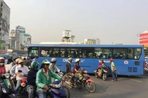 Tạm đình chỉ tài xế xe buýt dùng gậy sắt "nói chuyện" va chạm giao thông