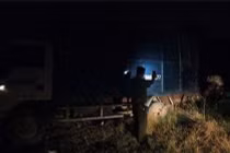 Phát hiện xe tải đang đổ trộm rác thải công nghiệp ra môi trường