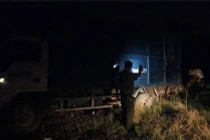 Phát hiện xe tải đang đổ trộm rác thải công nghiệp ra môi trường